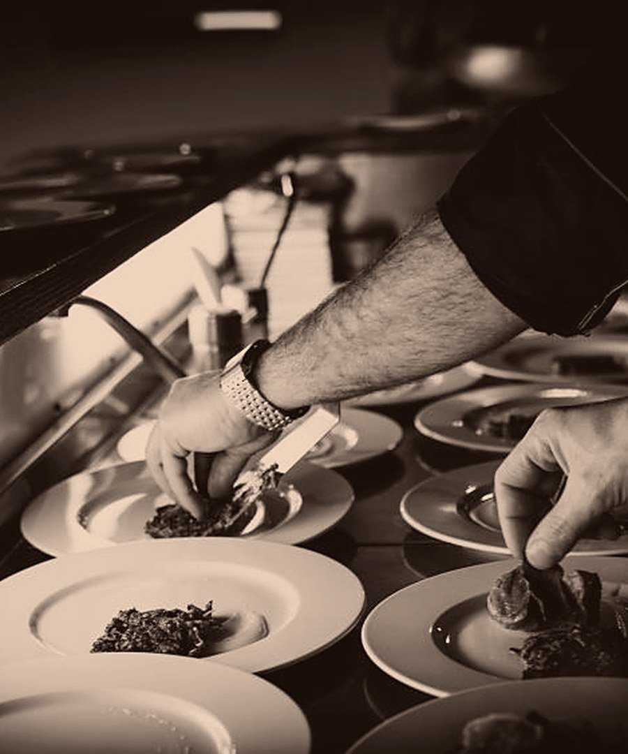 Chef finalizando pratos no restaurante