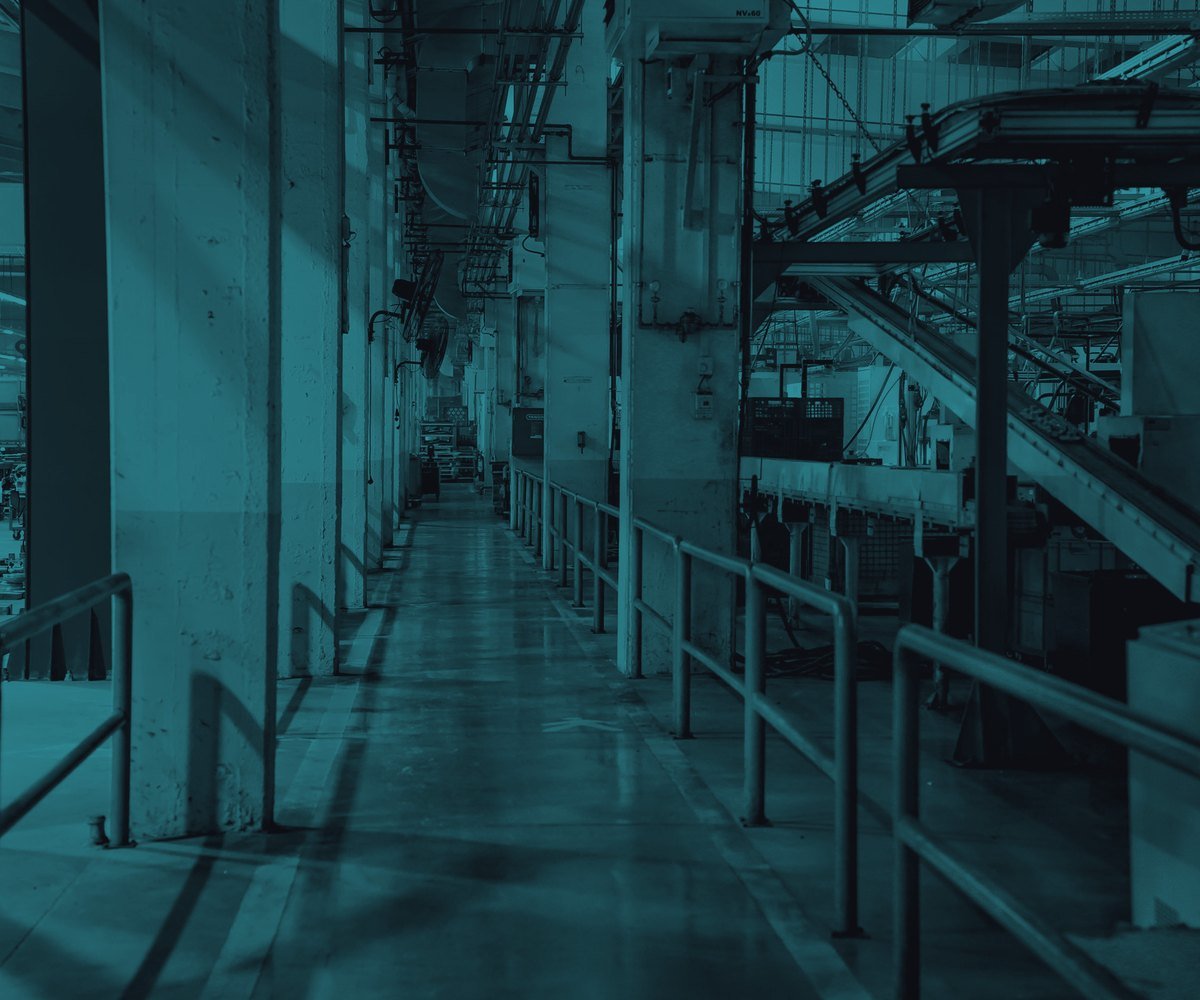 Corredor de linha de produção industrial com esteira